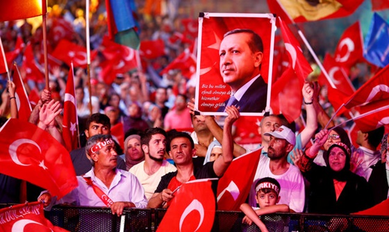 [포토] 대통령 연설 듣기 위해 터키 광장에 모인 지지자들 