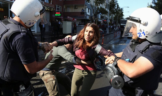 [포토] 터키, 디야르바키르 시장 체포 소식에 시위 열려