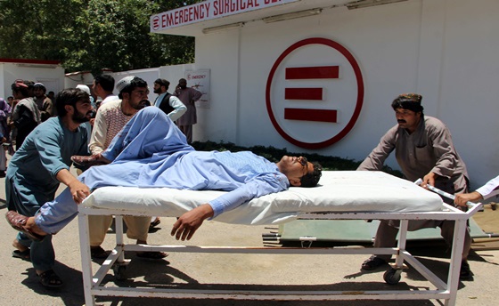 [포토] 아프간 뉴카불은행서 발생한 자폭테러로 다친 한 남성