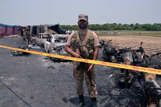 [포토] 파키스탄 유조차 폭발 현장을 지키고 있는 군인