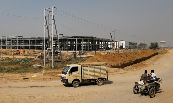 [포토] 인도의 휴대전화 제조 공장 건설 현장을 지나가는 차량