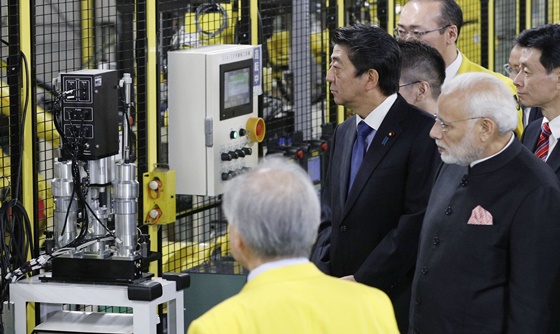[포토] 파누크(Fanuc) 공장 시찰 중인 나렌드라 모디 인도 총리와 아베 신조 일본 총리