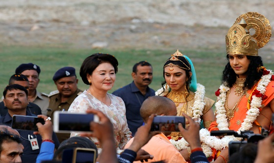 [포토] 힌두교 신으로 분장한 인도 예술인들과 함께 축제에 참석한 김정숙 여사