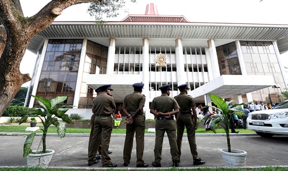 [포토] 스리랑카 대법원 청사 앞에서 경계 중인 경찰