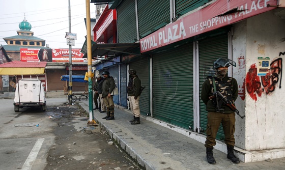 [포토] 인도 카슈미르에서 문이 닫힌 상점들 앞을 지키고 있는 군인들